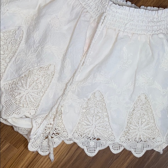Adorable Soft Lacey Shorts off white - Picture 2 of 5